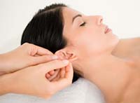 masaje en la oreja