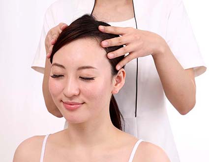 masaje en el cuero cabelludo